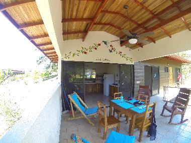 Une grande terrasse avec chaise confortable