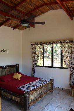 Lit queen plafond haut et bonne ventilation