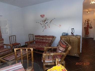 salon salle � manger avec couloir menant aux 3 chambres et au quatri�me wc commun