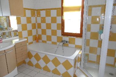salle de bain:douche,baignoire,vasque et rangement