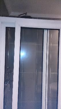 douche spacieuse avec paroies coulissantes