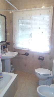 Salle de bain avec baignoire