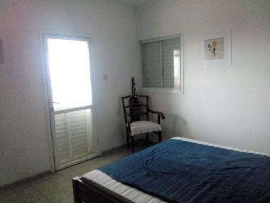 chambre parents avec salle de bain WC et balcon