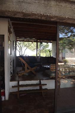 Le salon situ� entre le balcon et le patio