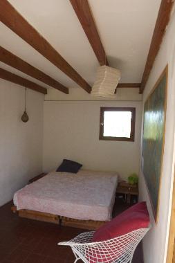 une chambre avec lit double