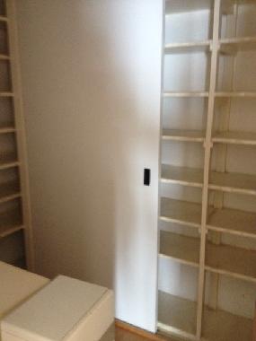 chambre sans lumire transform en dbarras portes coulissantes, en haut cave  vins