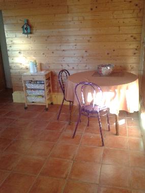 SALLE  MANGER-CUISINE DE LA MAISON EN BOIS