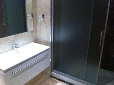 Salle de bain spacieux et bien �quip�e avec serviettes de rechange Montrer la liste de photos