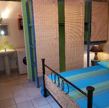 La chambre double climatis�e et salle de bains