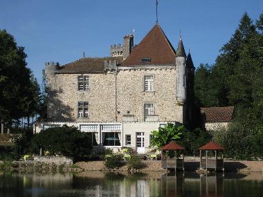 Caravane  �/en/au Champs-Romain (Dordogne)ou appartement ou maison de vacances