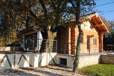 Chalet �/en/au montmurat (Cantal)ou appartement ou maison de vacances