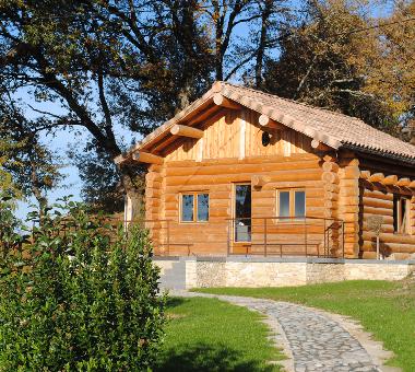 Chalet �/en/au montmurat (Cantal)ou appartement ou maison de vacances