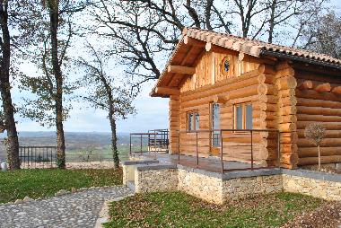 Chalet �/en/au montmurat (Cantal)ou appartement ou maison de vacances