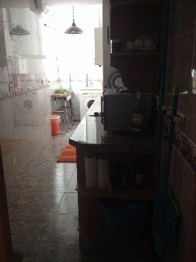 Cuisine quipe (vitrocramique, micro-ondes, four, rfrigrateur et conglateur, lave-linge...)