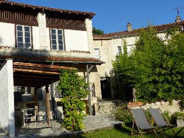 Maison de vacances �/en/au AUBETERRE SUR DRONNE (Charente)ou appartement ou maison de vacances