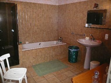 Salle de bain avec baignoire et douche au RDC