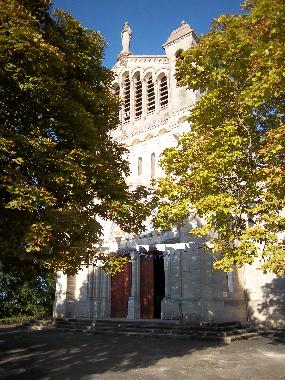 Notre Dame de Peyragude domine la vall�e du Lot et le pays de Serres....