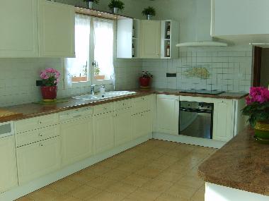 Cuisine entirement quipe avec porte vitre et deux fentres