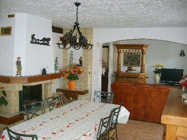 Grand salon-sjour avec Chemine et cran plat. Canap convertible 2 places