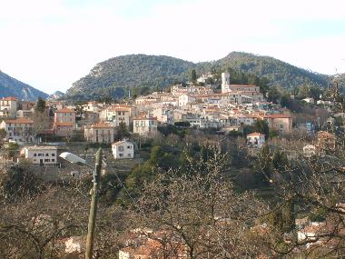 Vue sur le village de la terrasse de la chambre "entre les Monts" 