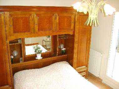 Chambre "Casquette" avec lit pont et matelas pour 2 pers. Accs sur Jardin et terrasse