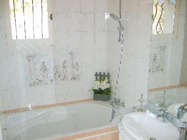 Salle de Bains et nombreux rangements + lave-linge- Terrasse indpendante