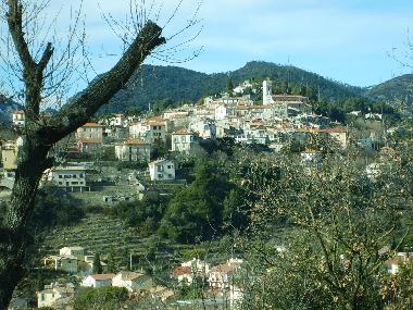 Vue de la Salle de Bains sur le Village de Levens (- de 2km)