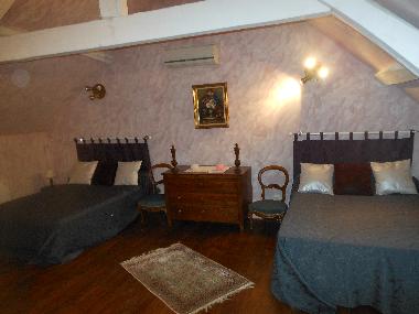 grande chambre mezzanine avec deux lits de 140