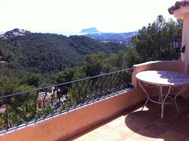 Terrasse  ct de la salle  manger vue mer