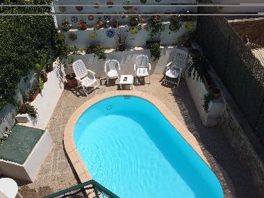 Avec vue depuis un des balcons.