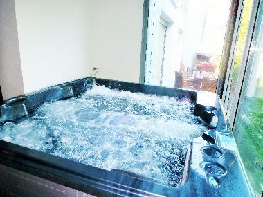 jacuzzi dans le salon de la chambre violette