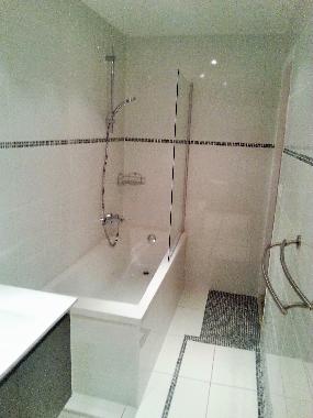 salle de bain de la chambre orange