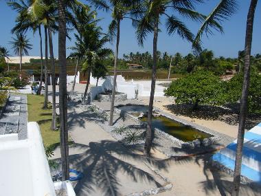 Vue de l appartement sur l entr�e de la propri�t�, les dunes et le jardin