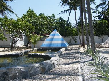 A gauche de la pyramide se trouve la petite maison o� se trouve la nouvelle cuisine principale �quip