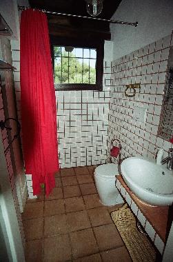 salle de bain de la maison en pierre