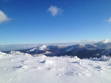 chemin de raquette ou a pied sur les Cretes. incontournable.
