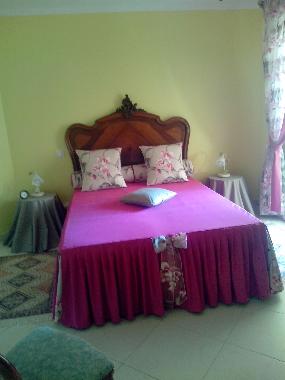 chambre violette lit lectrique