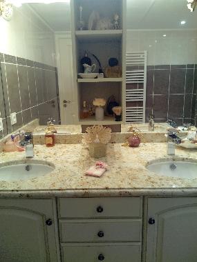 salle de bain avec baignoire 