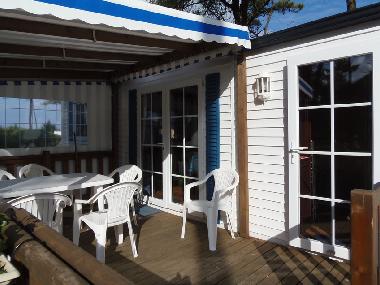 terrasse du mobil-home table + 2 bains de soleil