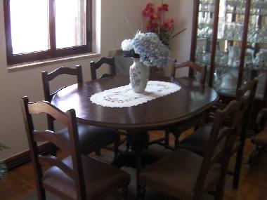 Table et vaisselier (salon-salle  manger)