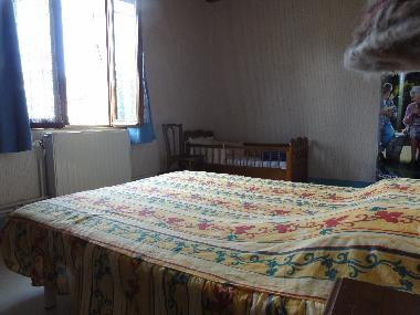 chambre deux personnes plus lit enfant (moins de 4 ans)