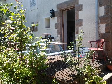 Terrasse c�t� nord est pour des petits d�jeuner au soleil ou pour la plancha