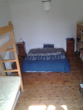 Grande chambre avec lit de 160cm et 2 lits simples superpos�s.