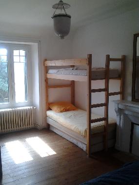 Grande chambre avec lit de 160cm et 2 lits simples superpos�s. C�t� sud.