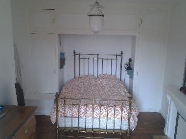 Grande chambre parents avec lit de 140cm. Nombreux rangements.