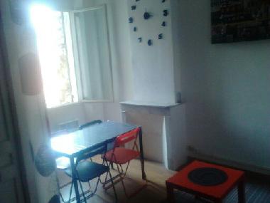 PIECE PRINCIPALE TABLE ET CHAISES