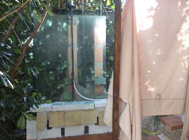 la douce dans le jardin, il y a 4 douce , une dan le bain , dan la chambre de lit, une au dehors dan