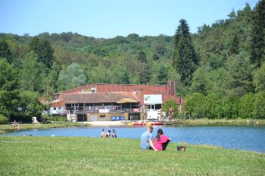 Lac et complexe de la Valle de Rabais (pche, pdalo, squash, tennis, basket, mini-golf, bar)