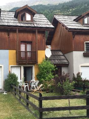 le chalet, terrasse et jardinet avec chaises longues pour profiter de la vue et du soleil