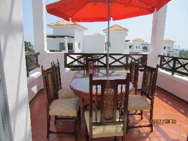 1 grande terrasse vue sur mer et 3 piscines.